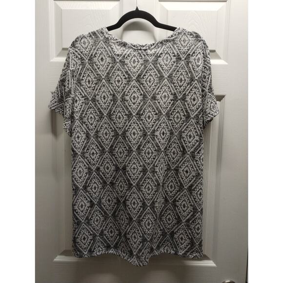 Kristin Nicole Size 2X Gray Geometric Southwest Knit Tie Neck Short Sleeve Top - Picture 3 of 6
